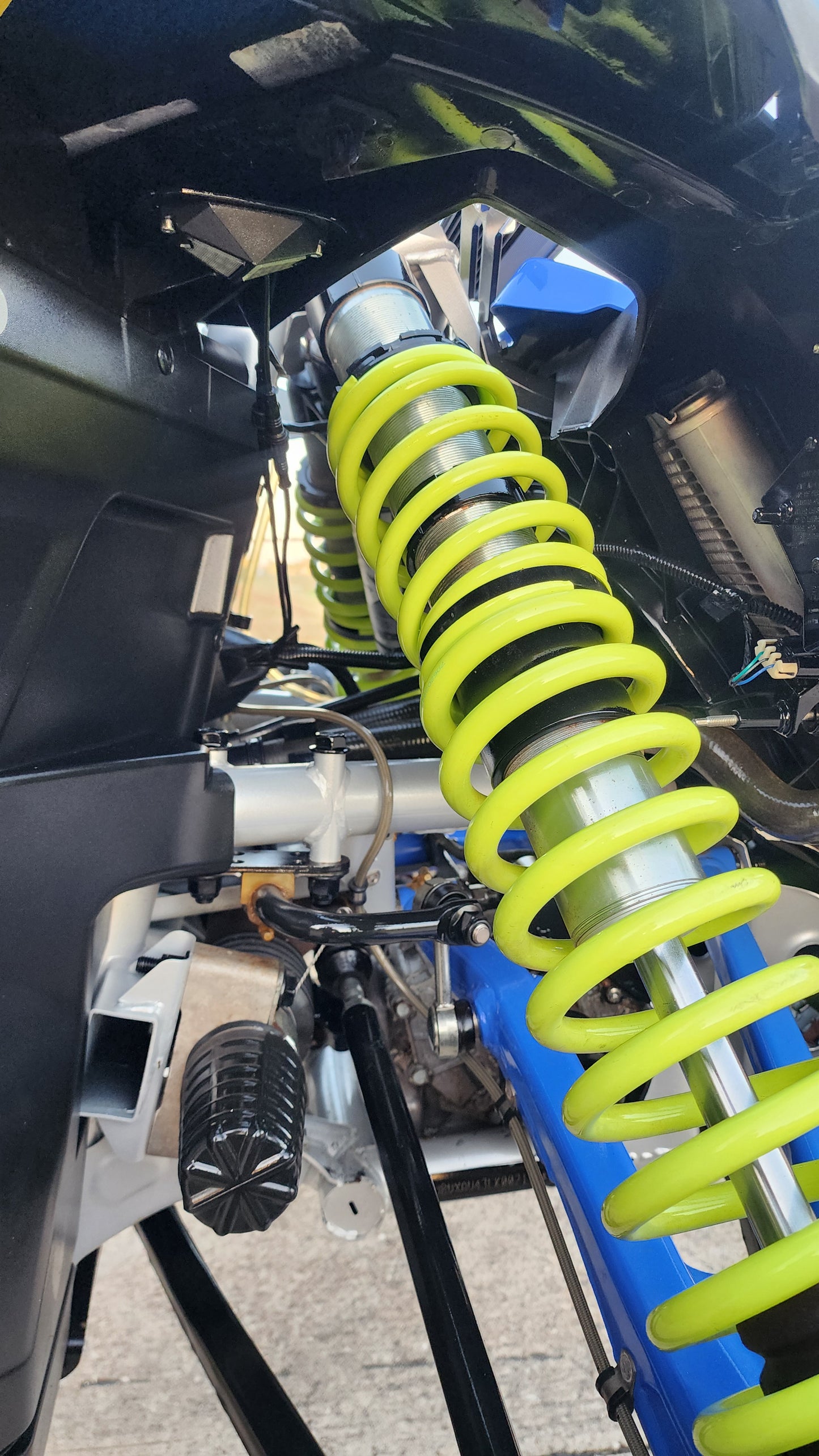 Rock light bracket mounts by piece